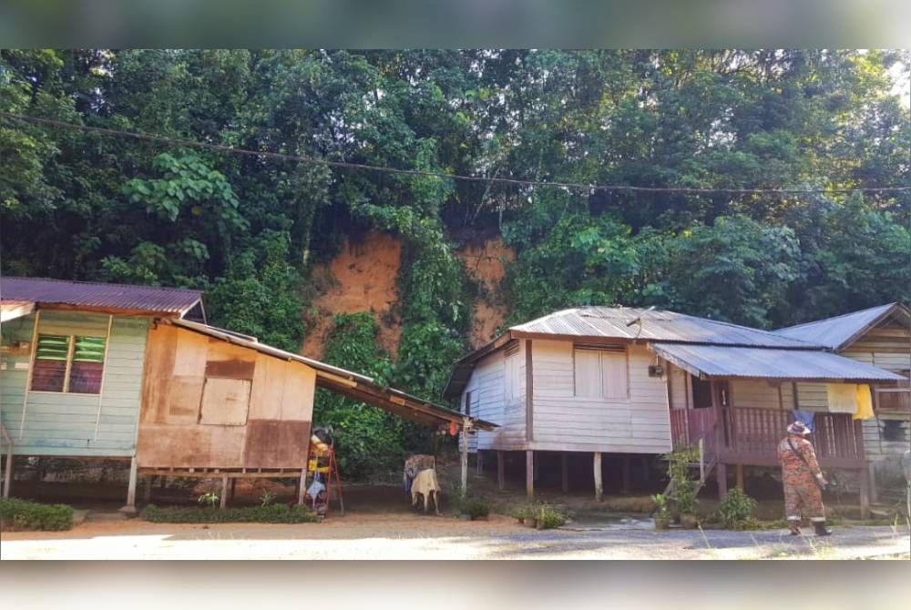 Pemantauan dilakukan anggota bomba di Kampung Juang, lokasi yang dilaporkan berlaku runtuhan tanah.