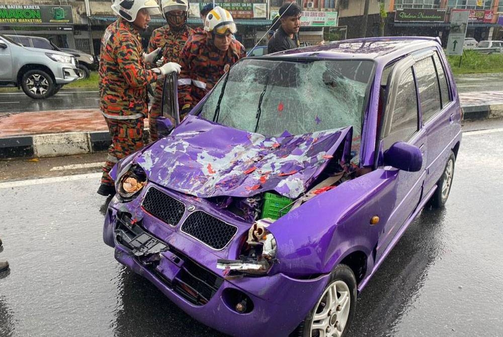 Perodua Kancil yang dirempuh lori muatan ais di Kilometer 58.5 Jalan Batu Pahat-Mersing dekat Kluang pada Rabu. - Foto Ibu Pejabat Polis Daerah (IPD) Kluang