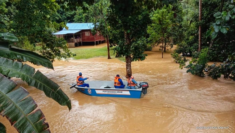 Banjir kilat di Kampung Sempadan awal pagi tadi. - Foto ihsan Sekretariat Jawatankuasa Bencana Daerah