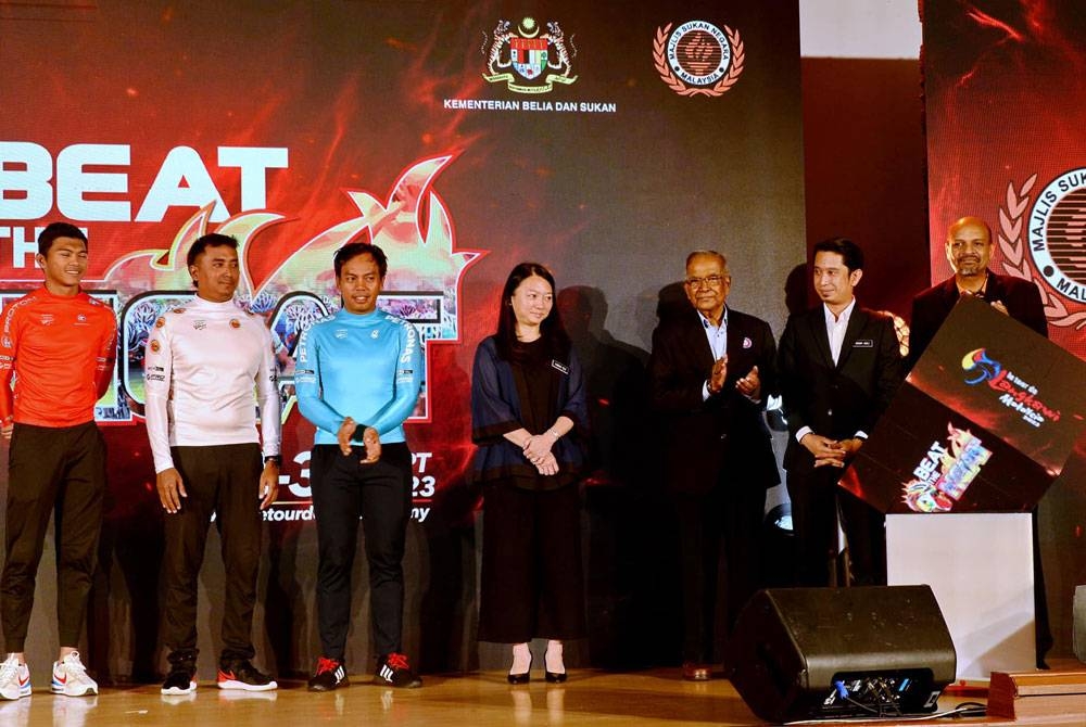 Hannah (tengah) bersama Abu Samah (tiga dari kanan) ketika majlis pelancaran LTdL 2023 di Dewan Podium, Menara KBS, Putrajaya pada Selasa.