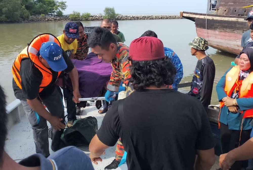 Pasukan bomba dan nelayan membawa mayat mangsa lemas ke Jeti D&#039; Muara Sungai Haji Dorani di sini pada Khamis.