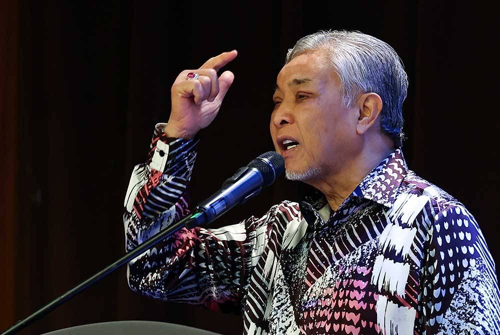 Timbalan Perdana Menteri Datuk Seri Dr Ahmad Zahid Hamidi yang juga Menteri Kemajuan Desa dan Wilayah berucap pada Perhimpunan Bulanan Kementerian Desa dan Wilayah pada Khamis. - Foto Bernama.