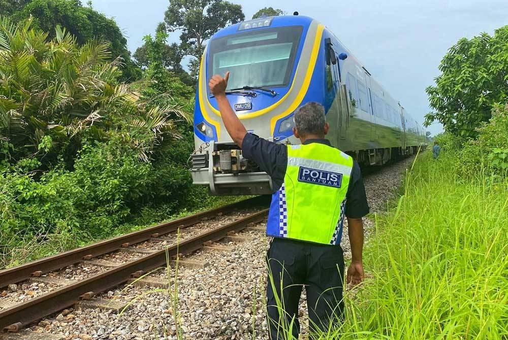 Anggota polis berada di lokasi kejadian yang mengorbankan nyawa seorang lelaki pada pagi Khamis.