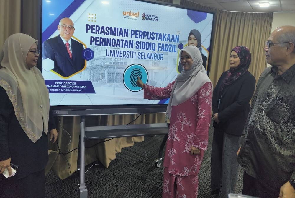 Fadhlina (tiga dari kanan) merasmikan Perpustakaan Peringatan Siddiq Fadzil Universiti Selangor (Unisel) Kampus Bestari Jaya di Kuala Selangor pada Khamis.