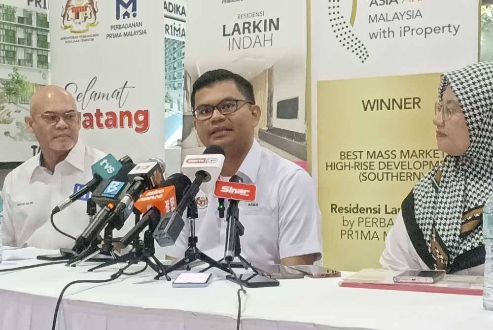 Akmal Nasrullah ( tengah) pada sidang akhbar selepas lawatan kerja ke tapak projek Residensi Larkin Indah pada Khamis.