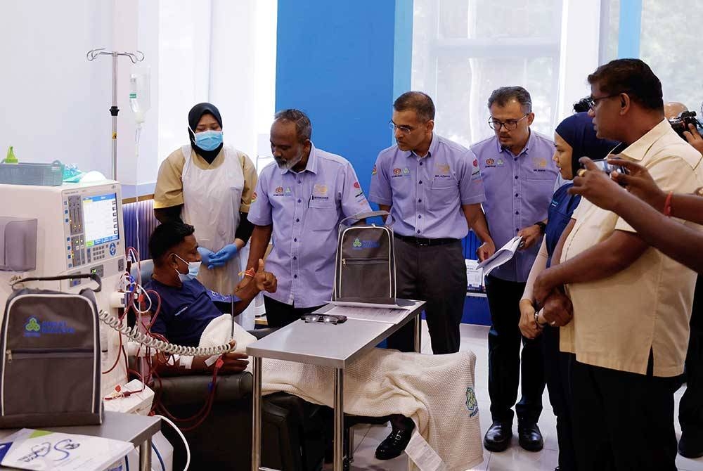 Sivakumar (tiga, kiri) melawat pusat dialisis selepas merasmikan Pejabat Perkeso Klang dan Pusat Dialisis Perkeso Cawangan Klang di Bandar Bukit Tinggi pada Khamis. - Foto Bernama