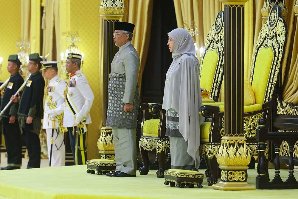 Al-Sultan Abdullah bersama Tunku Azizah berkenan berangkat pada Istiadat Pengurniaan Darjah Kebesaran, Bintang dan Pingat Persekutuan di Istana Negara pada Khamis. - Foto Bernama