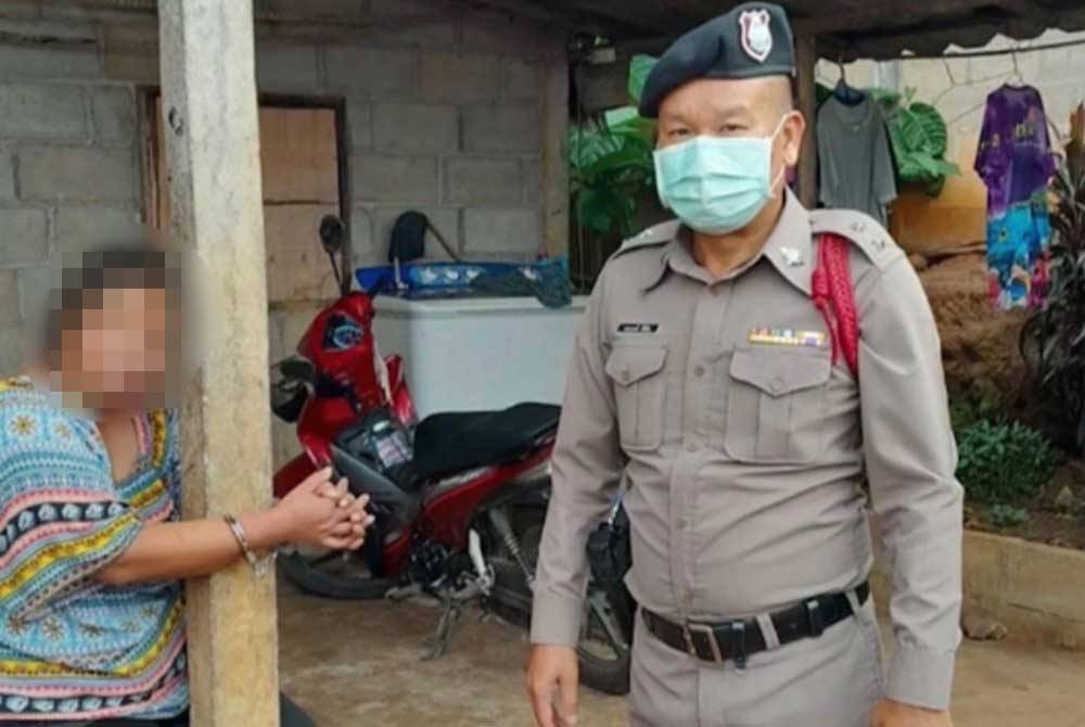 Soi (kiri) berjaya ditahan polis di daerah Fang, Chiangmai. - Foto Agensi