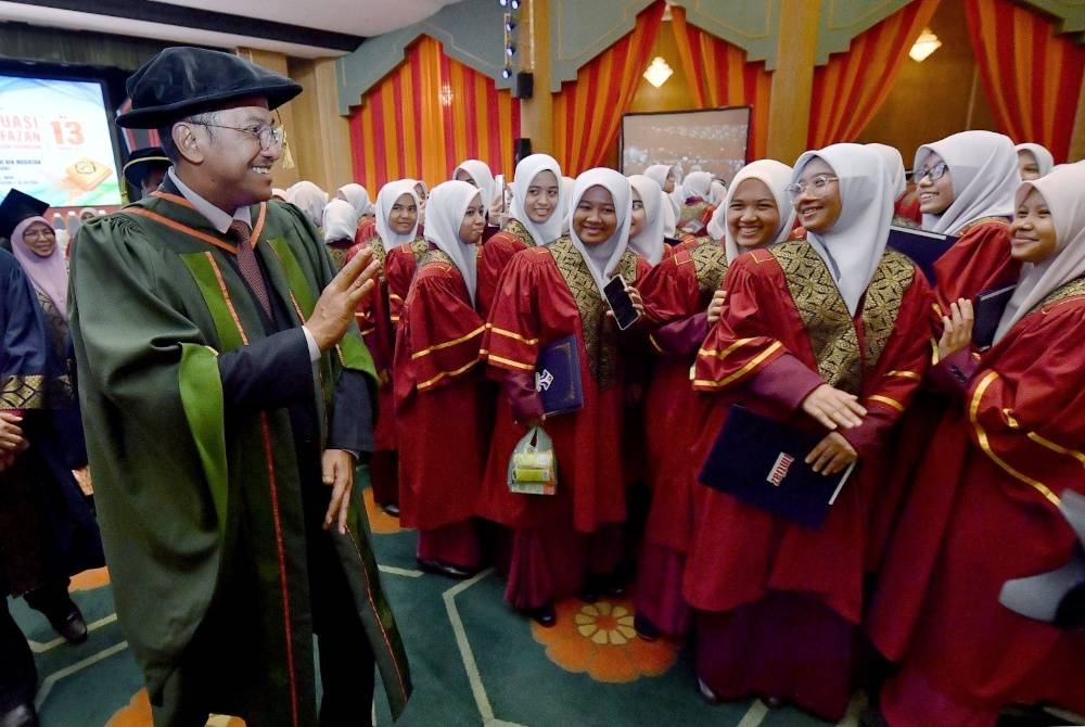 Ahmad Samsuri bertemu penerima anugerah selepas menghadiri Majlis Graduasi dan Anugerah Hafazan Sekolah-Sekolah Menengah Imtiaz Yayasan Terengganu di Wisma Darul Iman, di Kuala Terengganu pada Khamis.