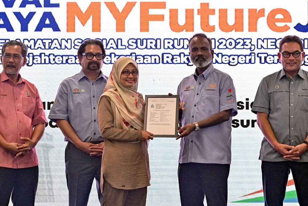 Sivakumar (dua dari kanan) menyampaikan sijil skim keselamatan sosial suri rumah kepada penerima Nurul Fatwa Husin (tiga dari kiri) pada Majlis Perasmian Karnival Kerjaya MyFuture Jobs dan Skim Keselamatan Pekerjaan Rakyat Terengganu 2023 di KTCC Mall hari ini. - Foto Bernama