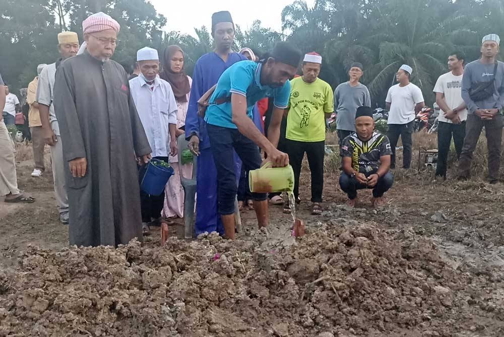 Jenazah Muhammad Fikri selamat dikebumikan di Tanah Perkuburan Islam Kampung Parit Kuda, Batu Pahat pada pagi Sabtu.