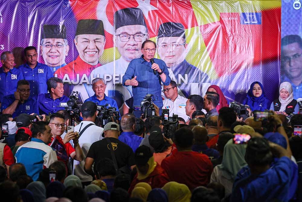 Anwar (tengah) berucap ketika hadir pada Jelajah Perpaduan Madani dan Pelancaran Jentera Perpaduan Selangor di Laman Niaga Bandar Baru Bangi. - Foto Bernama