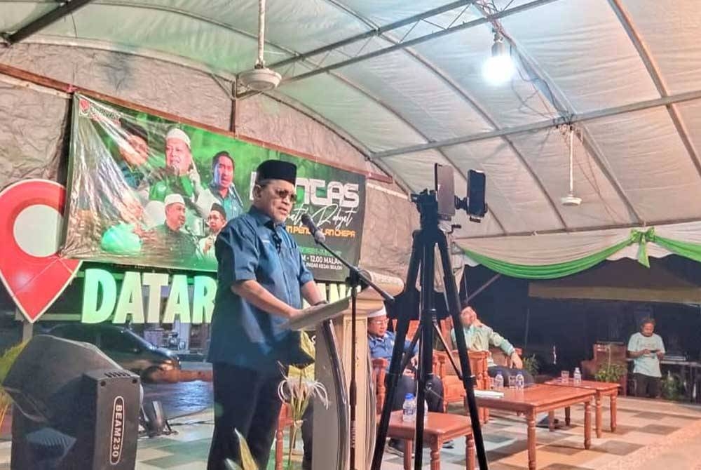 Shahidan ketika menyampaikan ceramah pada Program Pentas Alternatif Rakyat Parlimen Pengkalan Chepa pada Jumaat.