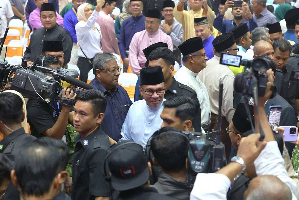 Anwar (tengah) bersalaman dengan warga peneroka Felda pada Sambutan Hari Peneroka Felda 2023 Peringkat Kebangsaan di Taman Ekspo Pertanian Malaysia (MAEPS). - Foto Bernama