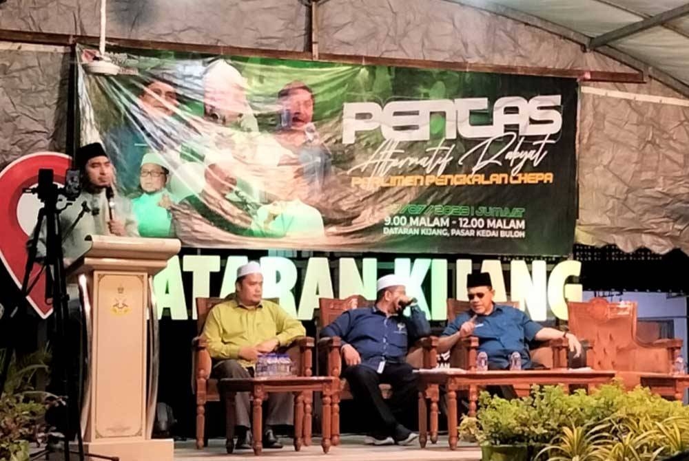 Wan Ahamd Fayhsal menyampaikan ceramah di Program Pentas Alternatif Rakyat Parlimen Pengkalan Chepa pada Jumaat.