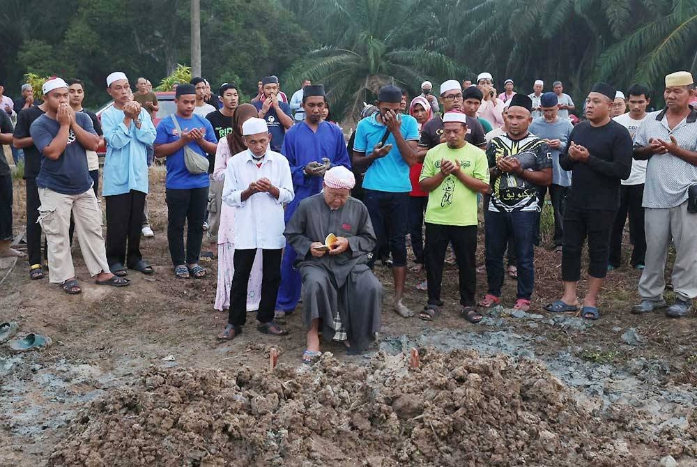 Jenazah Muhammad Fikri Saliman selamat dikebumikan di Tanah Perkuburan Islam Kampung Parit Kuda, Semerah pagi Sabtu. - Foto: Bernama