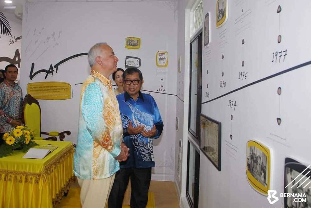 Sultan Nazrin berkenan berangkat ke Majlis Perasmian Galeri Rumah Lat di Batu Gajah. Turut hadir, kartunis terulung negara Lat atau nama sebenarnya Datuk Mohd Nor Khalid yang diumumkan sebagai Seniman Diraja.