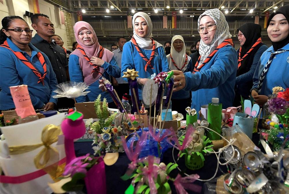 Tunku Azizah (dua dari kanan) bersama Tengku Permaisuri Norashikin (tiga dari kiri) berkenan melawat ke tapak pameran kraf tangan selepas Majlis Perasmian Program Plastics Buster Beach-River-Park Clean Up Peringkat Kebangsaan Tahun 2023 di Stadium Tertutup Kuala Selangor hari ini. - Foto Bernama