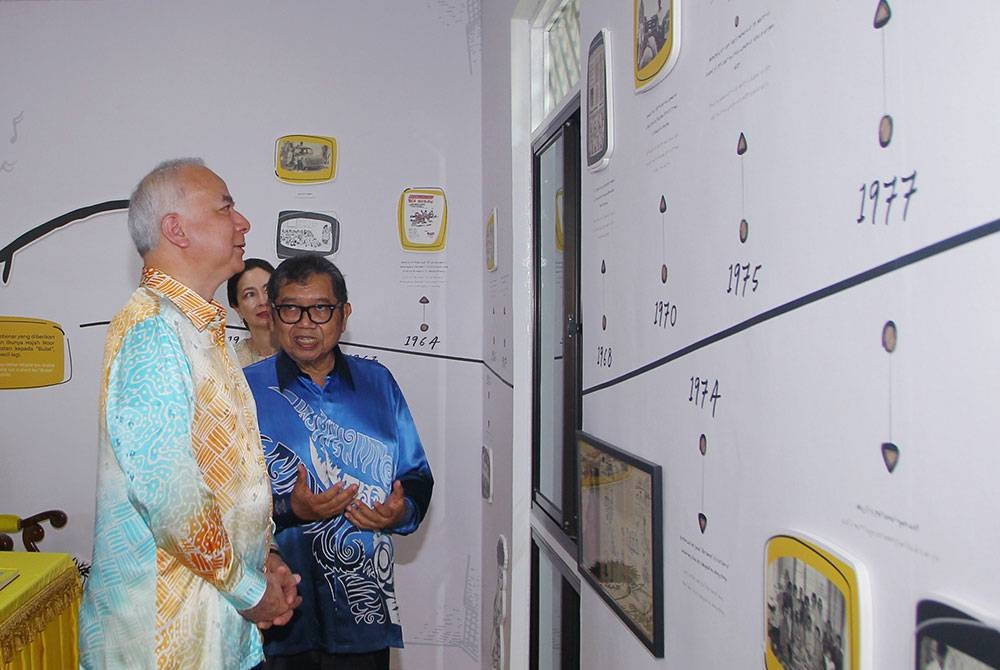 Sultan Nazrin Shah berkenan melawat Galeri Rumah Lat selepas perasmian hari ini. Foto Bernama