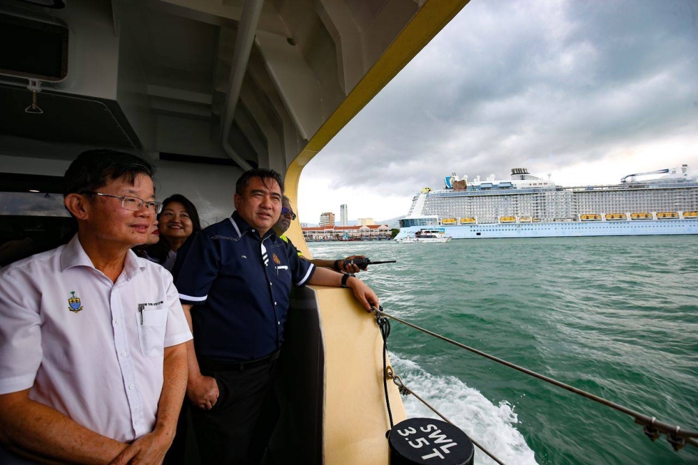 Anthony Loke (kanan) menaiki feri Pulau Pinang baharu sambil diiringi Kon Yeow pada Sabtu.