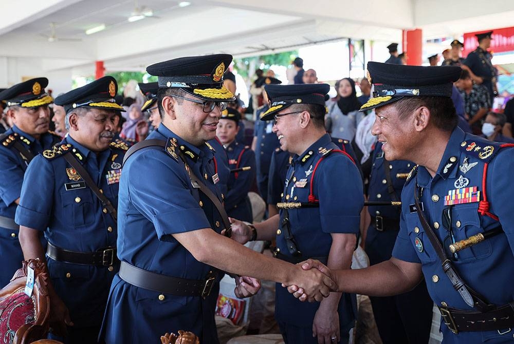 Akmal Nasrullah (tiga dari kanan) bersalaman bersama para anggota bomba pada perasmian Majlis Tamat Latihan Kursus Sains Kebombaan Siri 1/2023 di Akademi Bomba dan Penyelamat Malaysia Wilayah Timur, Wakaf Tapai, hari ini.
Turut hadir, Abdul Wahab (dua dari kiri). Foto Bernama