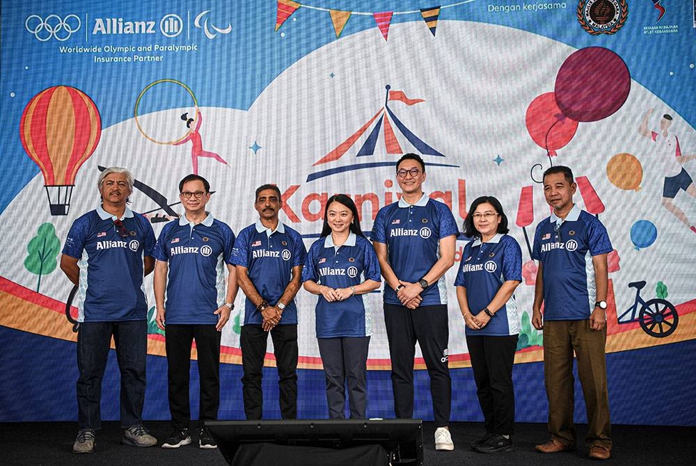 Hannah (tengah) bergambar pada Karnival Allianz Movefoward 2023 di MSN, Bukit Jalil pada Sabtu. - Foto Bernama