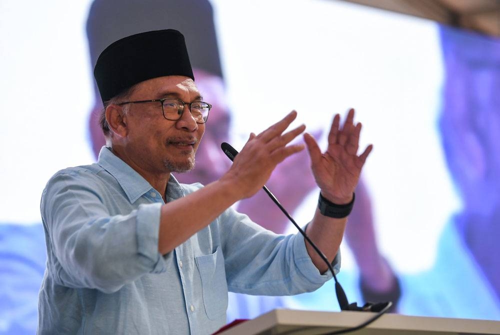 Anwar menyampaikan ucapan perasmian pada Majlis Ramah Mesra bersama Masyarakat Daerah Kubang Pasu di Tapak Projek Pembinaan Masjid Changlun baharu di sini pada Sabtu. - Foto Bernama