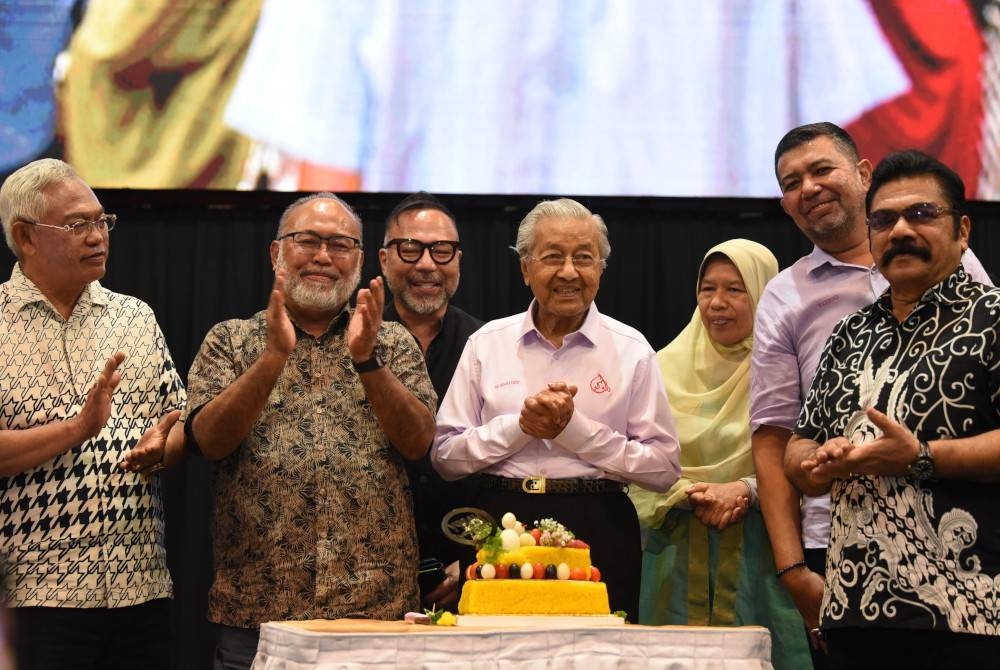 Dr Mahathir terima kejutan sambutan ulang tahun kelahiran beliau ketika program Bicara Bangsa Tanah Aku Dulu, Kini, Ke Hadapan anjuran Proklamasi Orang Melayu di SACC pada Sabtu.