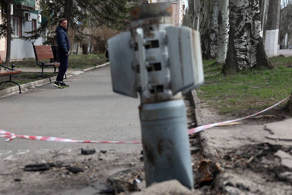 Salah sebutir bom berangkai yang tidak meletup di temui di Lysychansk, wilayah Lugansk. - AFP