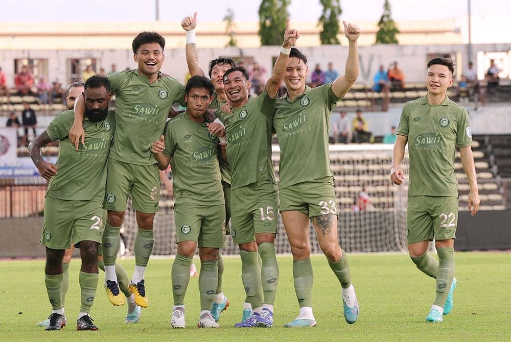 Saddil (dua dari kiri) bersama-sama rakan sepasukan meraikan jaringannya ketika aksi Liga Super, Sabah menentang Kuching City di Stadium Likas pada Sabtu.