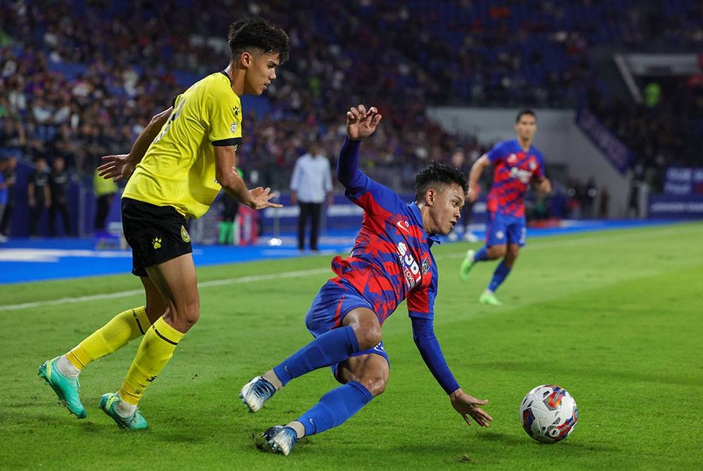 Pemain JDT Arif Aiman Mohd Hanapi (kanan) diasak pemain pertahanan Negeri Sembilan Fc Zainal Abidin Jamil (kiri) pada perlawanan Liga Super di Stadium Sultan Ibrahim hari ini.   Keputusan semasa JDT 2-0 Negeri Sembilan FC. - Foto Bernama