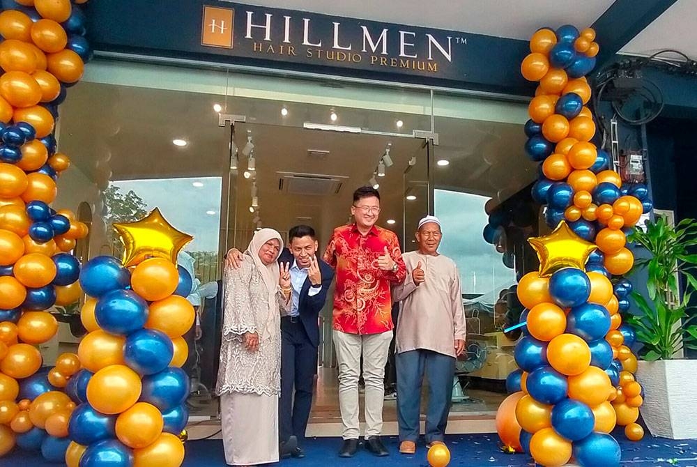 Muhammad Hilman (dua dari kiri) bersama ibu bapa dan Seah Shoo Chin (tiga dari kiri) selepas pelancaran Cawangan Hillmen Hairstudio MiTC Ayer Keroh pada Sabtu.