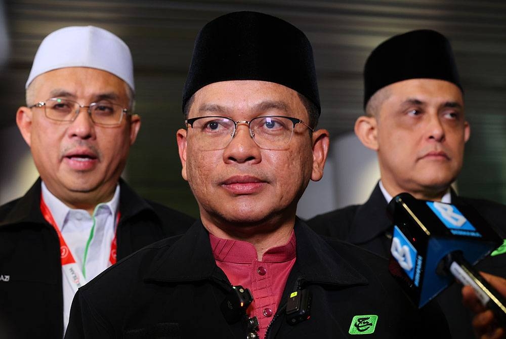 Mohd Na’im (tengah) ketika sidang media pada Majlis Sambutan Ketibaan Penerbangan Pulang Jemaah Haji Malaysia KT014 ke Tanah Air Bagi Musim Haji 1444H/2023 di KLIA Terminal 1 hari ini. - Foto Bernama