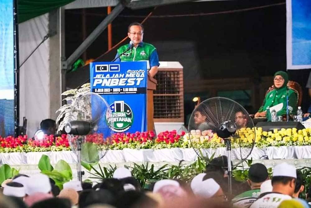 Ahmad Samsuri ketika berucap sempena Program Jelajah Mega PNBEST Peringkat Negeri Terengganu di dataran jambatan angkat Kuala Terengganu, pada malam Sabtu.