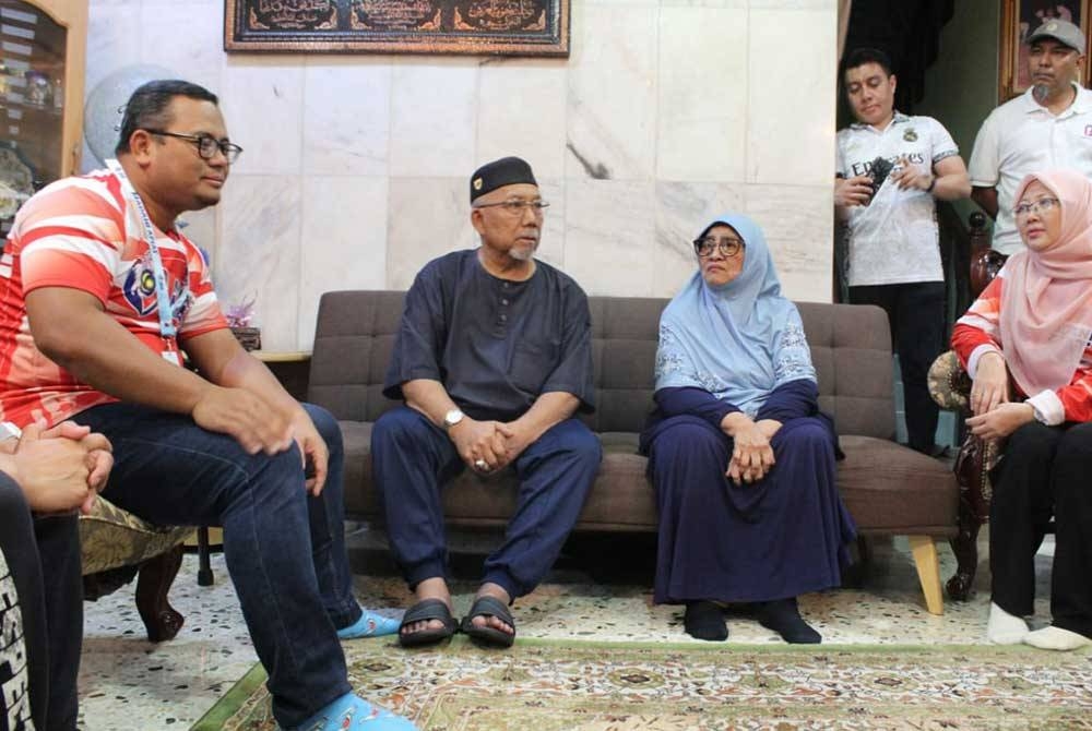 Amirudin (kiri) menyantuni rumah penduduk sempena program Madani Afiat pada Ahad.