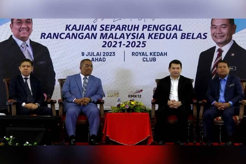 Menteri Besar Kedah, Datuk Seri Muhammad Sanusi Md Nor (dua kiri) dan Menteri Ekonomi, Rafizi Ramli (dua, kanan) menghadiri Sesi Libat Urus Kajian Separuh Penggal Rancangan Malaysia Ke-12 (RMK12) di Royal Kedah Club, di sini, pada Ahad.