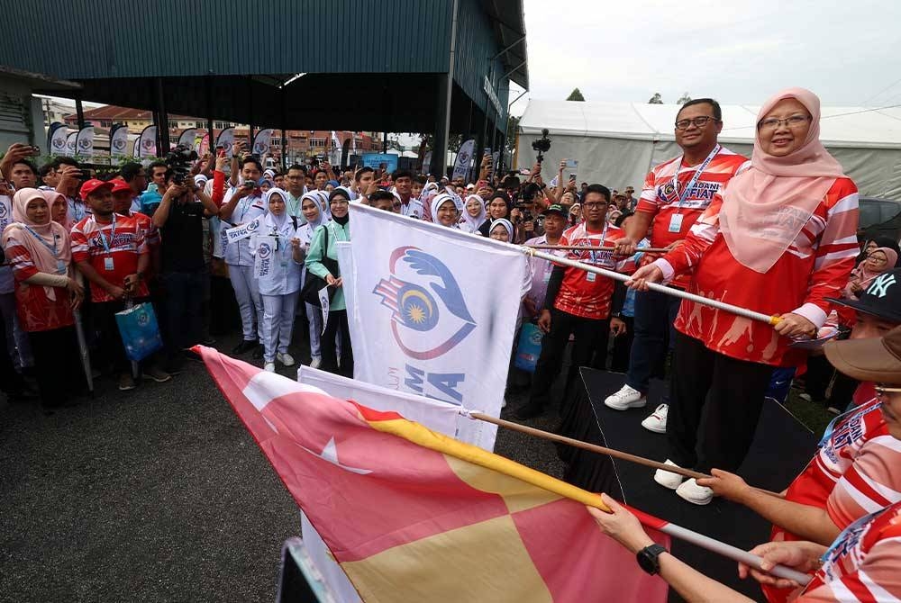 Dr Zaliha dan Amirudin ketika pelepasan mobilisasi jururawat pelatih pada Majlis Pelancaran Madani Afiat dan Gotong-Royong Mega Perangi Aedes 1.0 dan One Hour Malaysia Clean Up Peringkat Kebangsaan di Dewan Rakyat Batu Caves, pada Ahad. - Foto Bernama