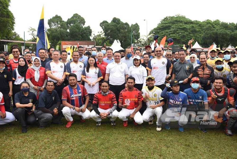 Tuanku Syed Faizuddin Putra dan Tuanku Lailatul Shahreen berkenan bergambar bersama pasukan yang menyertai AEON BiG - Bubbles O2 Liga Besbol Kebangsaan 2023. - Foto SINAR HARIAN/MOHD RAFIQ REDZUAN HAMZAH