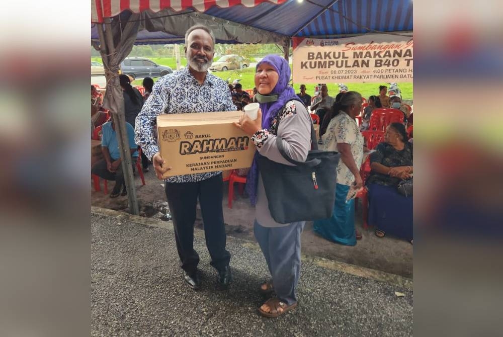 Sivakumar menyampaikan kotak makanan kepada penerima sempena Program Penyerahan Bakul Makanan B40 di Pusat Khidmat Rakyat Parlimen Batu Gajah, Jelapang di sini.