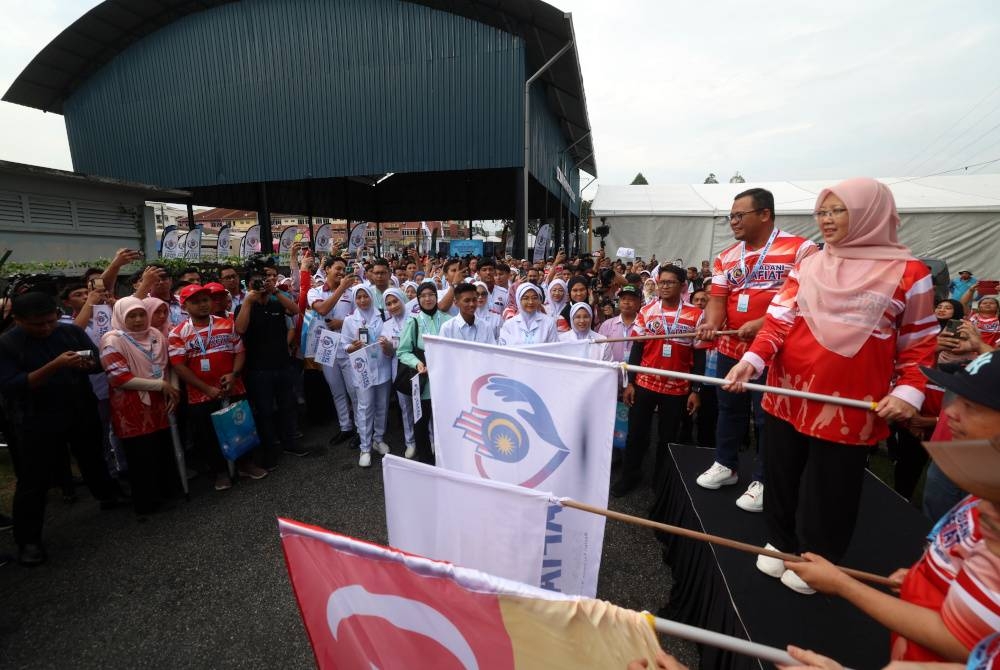 Zaliha (kanan) dan Amirudin ketika pelepasan mobilisasi jururawat pelatih pada Majlis Pelancaran Madani Afiat dan Gotong-Royong Mega Perangi Aedes 1.0 dan One Hour Malaysia Clean Up Peringkat Kebangsaan di Dewan Rakyat Batu Caves pada Ahad - Foto Bernama