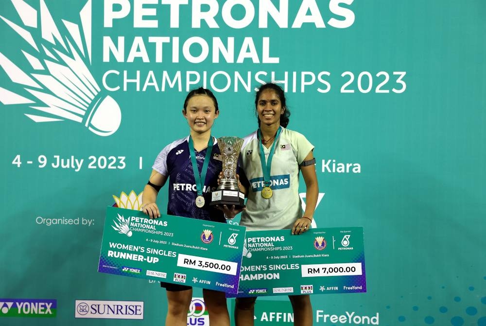 Letshanaa (kanan) memenangi perlawanan akhir perseorangan wanita dalam Kejohanan Badminton Kebangsaan 2023 di Stadium Juara, Bukit Kiara pada Ahad. - Foto Bernama