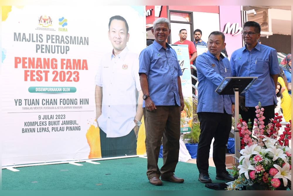 Aminuddin (kiri) mengiringi Foon Hin (dua dari kanan) ketika merasmikan penutup Penang Fama Fest 2023 di pusat membeli-belah Bukit Jambul pada Ahad. - Foto Bernama