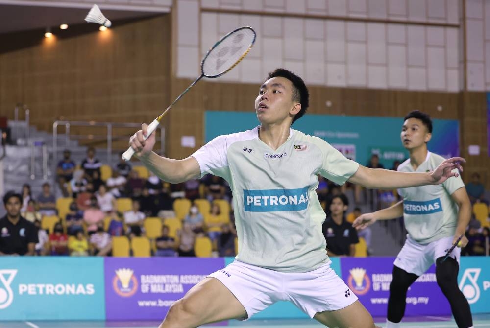 Pemain beregu lelaki BAM, Wan Mohd Arif Sharuddin (belakang) dan Roy King ketika beraksi pada perlawanan akhir Kejohanan Badminton Kebangsaan 2023 di Stadium Juara, Bukit Kiara pada Ahad. - Foto Bernama