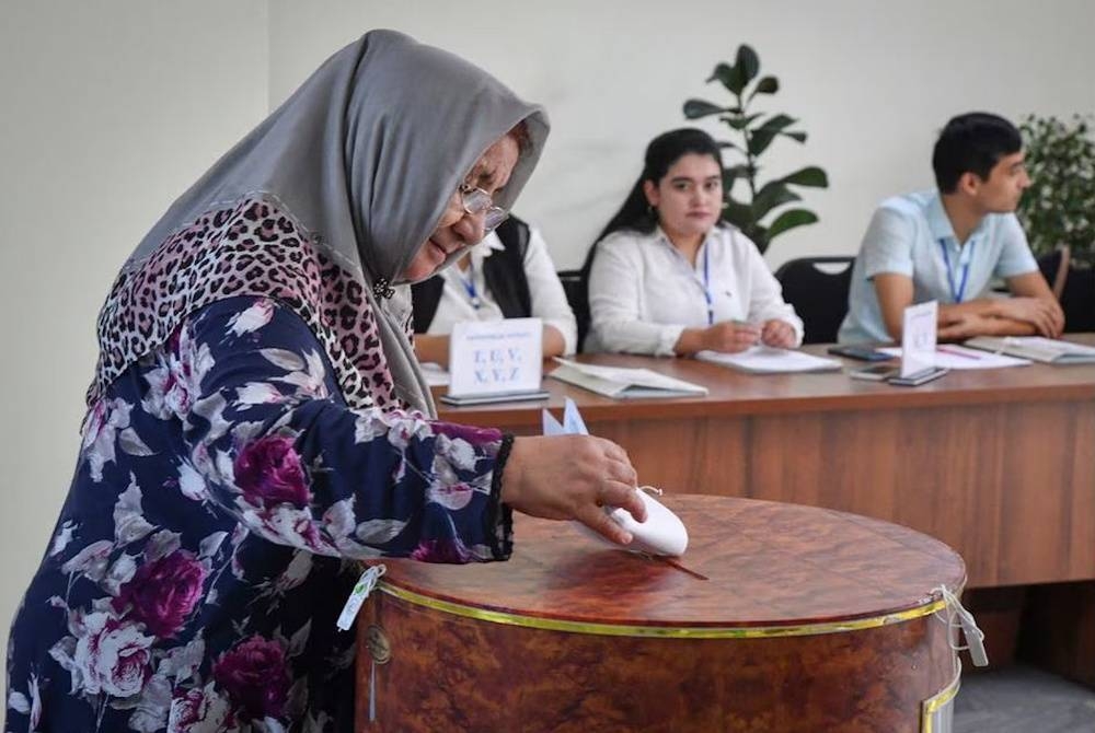 Seorang wanita mengundi dalam pilihan raya presiden di Tashkent, Uzbekistan. - Foto Reuters