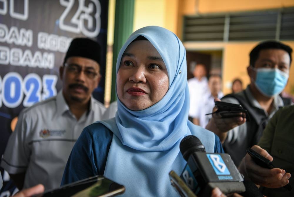 Fadhlina ketika bertemu pemberita selepas Perasmian Penutup Pertandingan Inovasi dan Robotik Peringkat Kebangsaan 2023 (INORO&#039;23) di Dewan Kolej Vokasional pada Ahad. - Foto Bernama