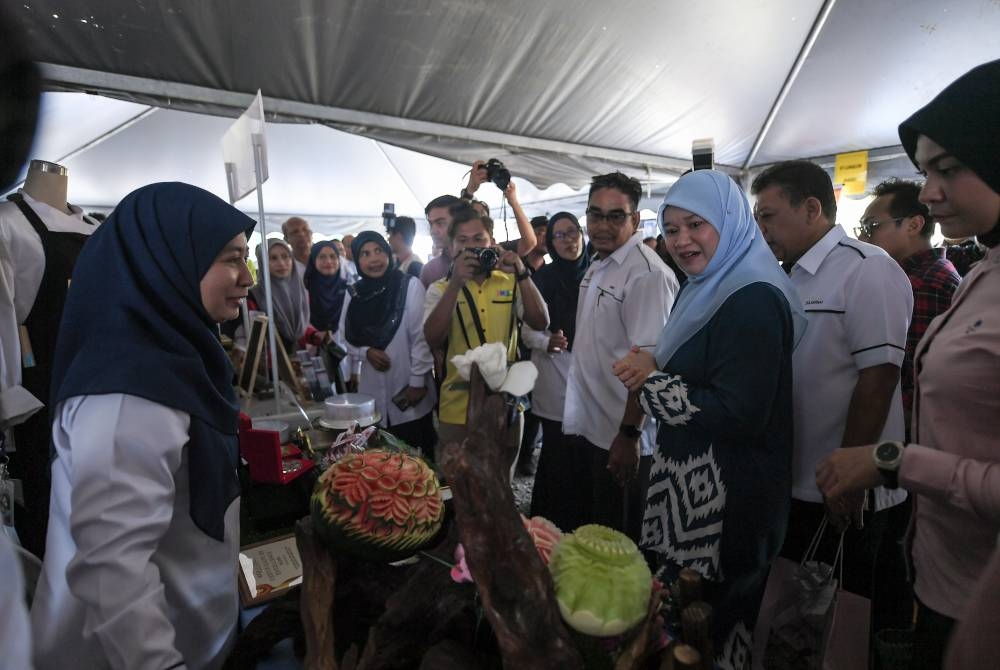 Fadhlina (tiga dari kanan) menyantuni para pelajar dan guru di reruai pameran ketika hadir pada Perasmian Penutup Pertandingan Inovasi dan Robotik Peringkat Kebangsaan 2023 (INORO&#039;23) di Dewan Kolej Vokasional pada Ahad. - Foto Bernama