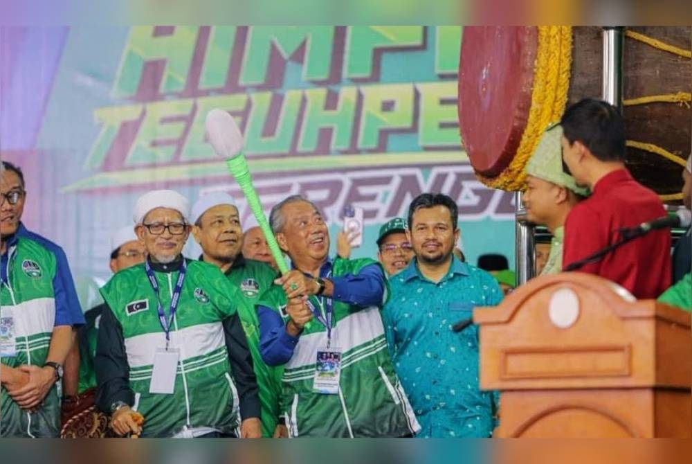 Muhyiddin (empat dari kanan) ketika menyempurnakan Program Jelajah Mega PNBEST Peringkat Negeri Terengganu di dataran jambatan angkat, Kuala Terengganu pada Sabtu malam. - Foto Facebook Pas Terengganu