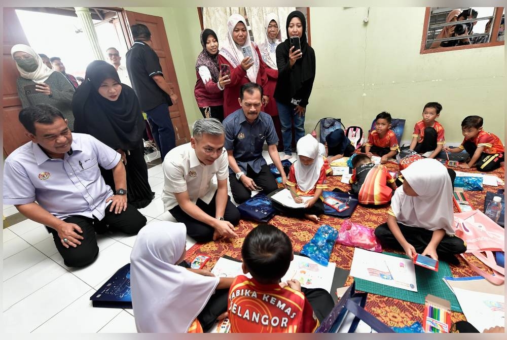 Fahmi (dua dari kiri) beramah mesra bersama para peserta cilik yang menyertai pertandingan mewarna ketika hadir pada Program Kita Madani Peringkat Negeri Selangor di Dewan Orang Ramai Kampung Bukit Changgang pada Ahad. - Foto Bernama