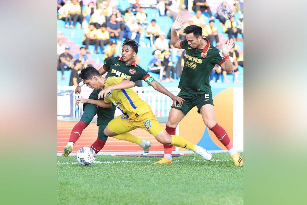 Antara aksi menarik Sri Pahang menentang Selangor dalam perlawanan Liga Super di Stadium Darul Makmur, Kuantan pada Ahad. - Foto Facebook Sri Pahang FC