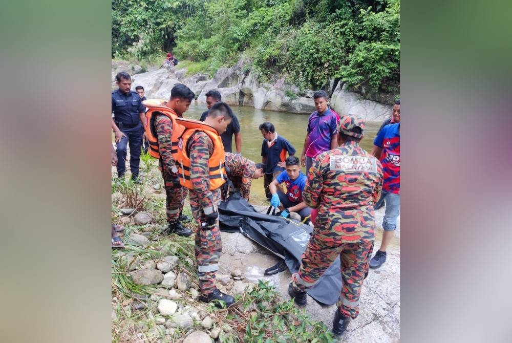 Mangsa disahkan meninggal dunia di lokasi kejadian. - Foto Bomba Perak